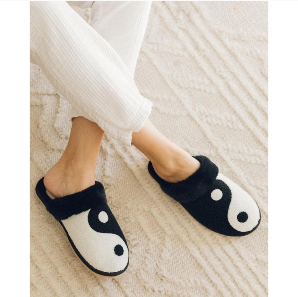 NIB SOLUDOS YIN YANG COZY FAUX FUR SLIPPERS SIZE 8